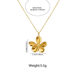 Collier exagéré en acier inoxydable doré avec pendentif fleur à cinq pétales et fini brossé