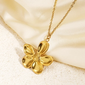 Élégant collier fleur à cinq pétales dorés sur fond de satin crème et base en pierre