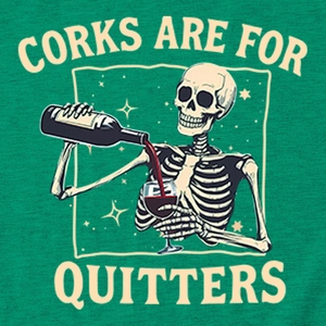 Détail d'un t-shirt vert émeraude avec illustration vintage de squelette versant du vin