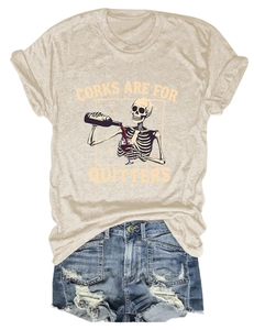 T-shirt en coton avec motif crâne et vin avec short en jean vieilli sur fond blanc