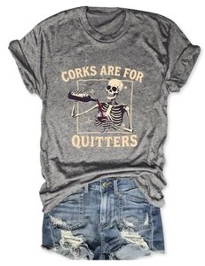T-shirt gris avec motif crâne et vin et short en jean bleu délavé posé à plat
