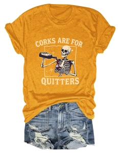 T-shirt jaune avec imprimé et short en jean vieilli posé à plat pour un look décontracté