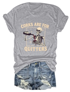 Détail de l'imprimé crâne vintage et texte sur t-shirt gris à col rond pour femme