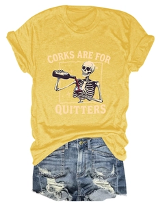 T-shirt jaune à imprimé crâne avec short en jean délavé présenté à plat sur fond blanc