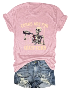 Ensemble t-shirt rose à motif de crâne et short en jean bleu délavé posé à plat