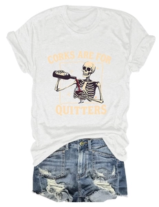 T-shirt blanc avec imprimé humoristique et short en jean déchiré présentés à plat sur blanc
