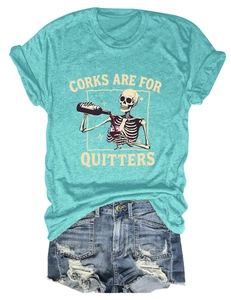 Détail du t-shirt sarcelle avec graphisme 'Corks are for quitters' et motif crâne