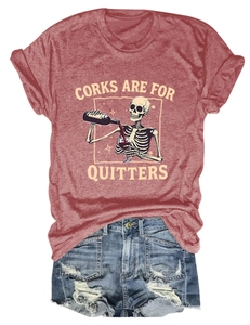 T-shirt bordeaux avec motif squelette et short en jean effiloché à plat
