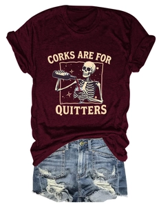 Détail d'un t-shirt bordeaux à motif de crâne et d'un short en jean effet vieilli
