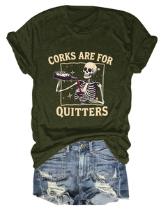 Mise à plat de t-shirt vert forêt avec motif tête de mort et short en jean bleu d'été