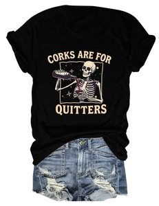 T-shirt noir à motif de crâne et short en jean vieilli sur fond blanc plat