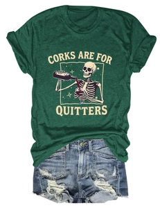 Gros plan du graphique squelette et texte Corks Are For Quitters sur t-shirt vert