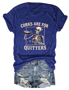 Détail du t-shirt bleu marine avec imprimé crâne et vin et short en jean déchiré