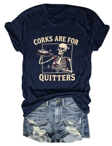 Détail du t-shirt bleu marine avec imprimé et du short en jean usé pour femmes