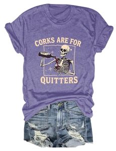 Détail de l'imprimé crâne vintage et texte sur le T-shirt violet en coton mélangé