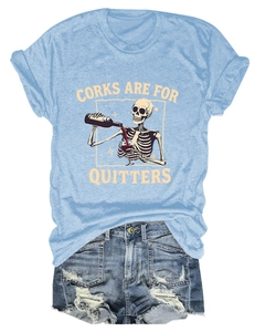 T-shirt bleu clair avec motif 'Corks Are For Quitters' et short en jean assorti