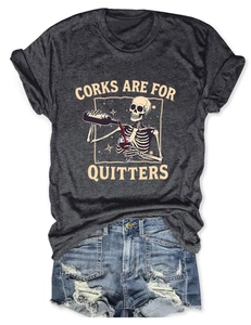 T-shirt gris posé à plat avec imprimé squelette vin et slogan 'Corks Are For Quitters'