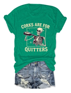 Détail de l'imprimé Corks Are For Quitters sur t-shirt vert et short en jean