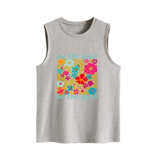 Detailansicht der bunten Blumengrafik und des Textes auf einem grauen Tanktop