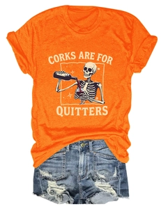 Détail d'un t-shirt orange avec illustration de crâne et texte Corks Are For Quitters