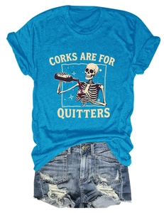 Détail de l'imprimé crâne vintage et du texte sur le t-shirt en coton bleu vif