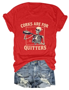 Mise à plat de t-shirt rouge en coton avec graphique de crâne et short en jean bleu