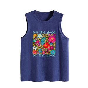 Detail eines dunkelblauen Trägershirts mit Blumendruck und see the good Zitat
