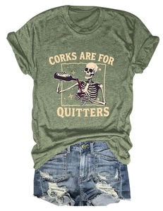 Détail du t-shirt vert armée avec motif de crâne et ensemble de shorts en jean usé