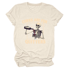 Détail de l'imprimé squelette versant du vin sur un t-shirt en coton de couleur crème