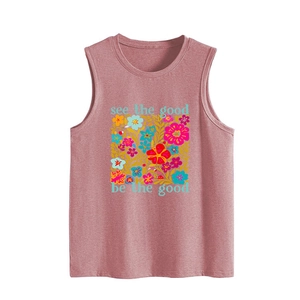 Detailansicht eines altrosa Tops mit Blumendruck und inspirierendem Schriftzug