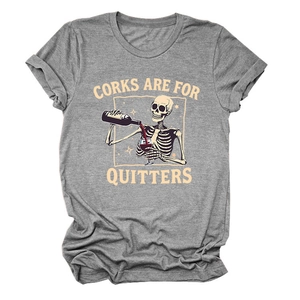 Détail d'un t-shirt en coton gris chiné avec motif squelette versant du vin et slogan