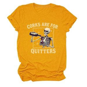 Détail d'un t-shirt jaune en coton avec imprimé crâne versant du vin et slogan