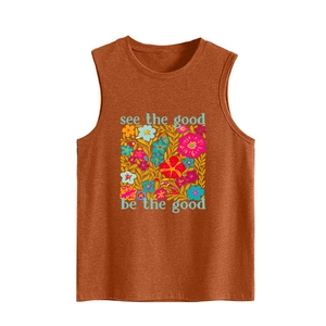 Detailansicht des karamellfarbenen Tanktops mit Blumendruck und Slogan-Aufdruck