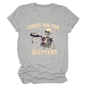 Détail du t-shirt gris à col rond avec motif tête de mort et bouteille de vin