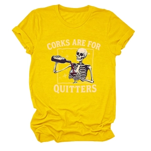 Détail d'un t-shirt jaune avec imprimé squelette versant du vin et citation drôle