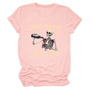 Détail d'un t-shirt rose en coton avec motif de crâne versant du vin et texte graphique