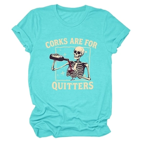 Vue détaillée du t-shirt en coton avec motif squelette et texte humoristique sur le vin