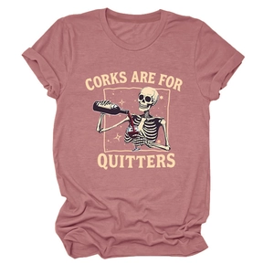 Détail du graphisme de squelette de vin amusant sur un t-shirt en coton rose clair