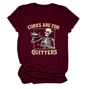 Détail du t-shirt bordeaux avec motif de squelette versant du vin et texte