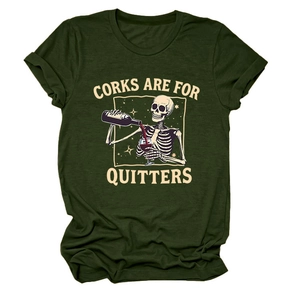 Détail de l'imprimé Corks Are For Quitters avec crâne sur un T-shirt en coton vert foncé