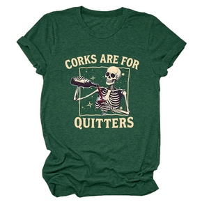 Détail du motif squelette versant du vin et texte CORKS ARE FOR QUITTERS sur le t-shirt