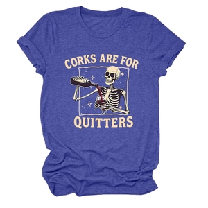 Détail de l'imprimé squelettes et vin sur un t-shirt violet en coton à col rond