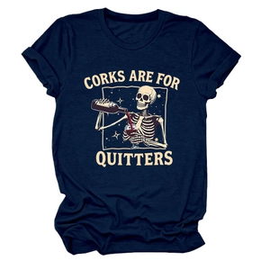 Détail d'un t-shirt en coton bleu marine avec imprimé squelette et slogan vintage