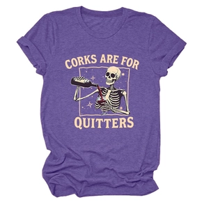 Détail d'un t-shirt violet en coton avec imprimé de squelette vintage et citation d'humour