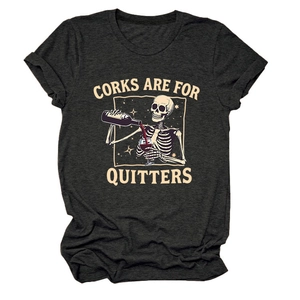 Détail du t-shirt gris anthracite avec motif squelette vin et lettrage rétro blanc