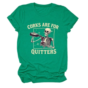 Détail de l'imprimé squelette versant du vin sur un t-shirt vert à col rond décontracté