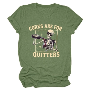 Détail du t-shirt vert chiné avec squelette versant du vin et slogan humoristique
