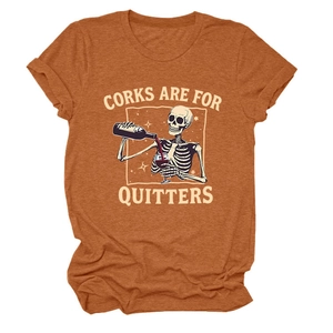 Détail du texte 'Corks Are For Quitters' et motif squelette sur T-shirt en coton orange