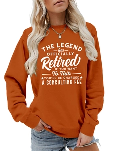 Dettaglio della felpa arancione con scritta bianca 'The Legend has Officially Retired'