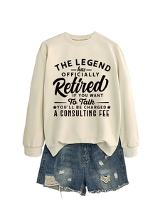 Dettaglio felpa panna con scritta e pantaloncini di jeans in un set casual quotidiano